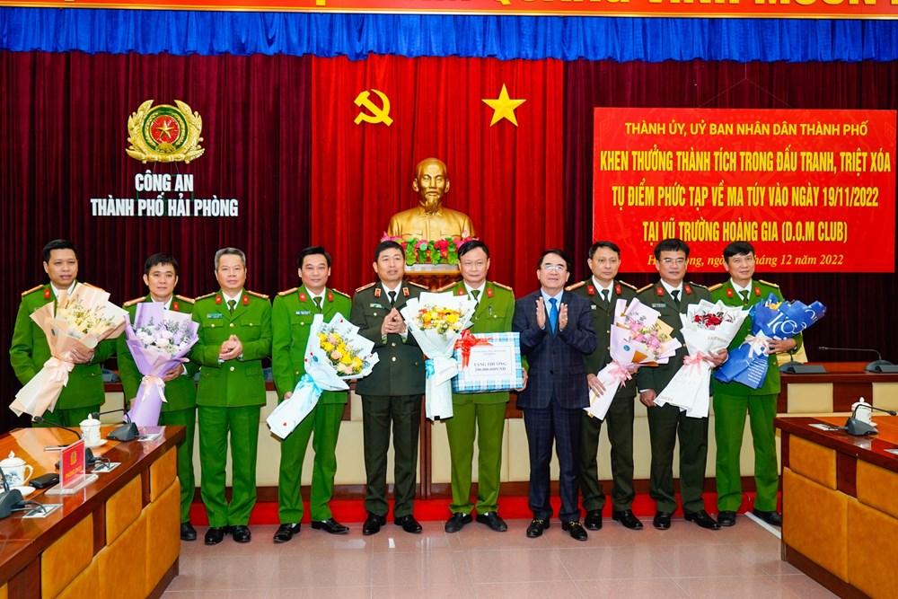 UBND thành phố biểu dương, khen thưởng thành tích của Công an thành phố vừa đấu tranh, triệt xóa tụ điểm phức tạp về ma túy tại Vũ trường Hoàng Gia